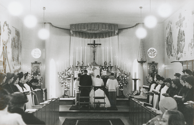 876737 Afbeelding van een huwelijksvoltrekking in de kapel van het klooster Genazzano van de Zusters Augustinessen van ...